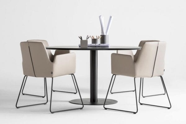 Tische und Sessel von Inclass
