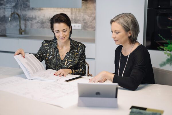 Sofia Vrecar, Inneneinrichterin, und Sigrid Csurda-Steinwender, Architektin und Geomantin