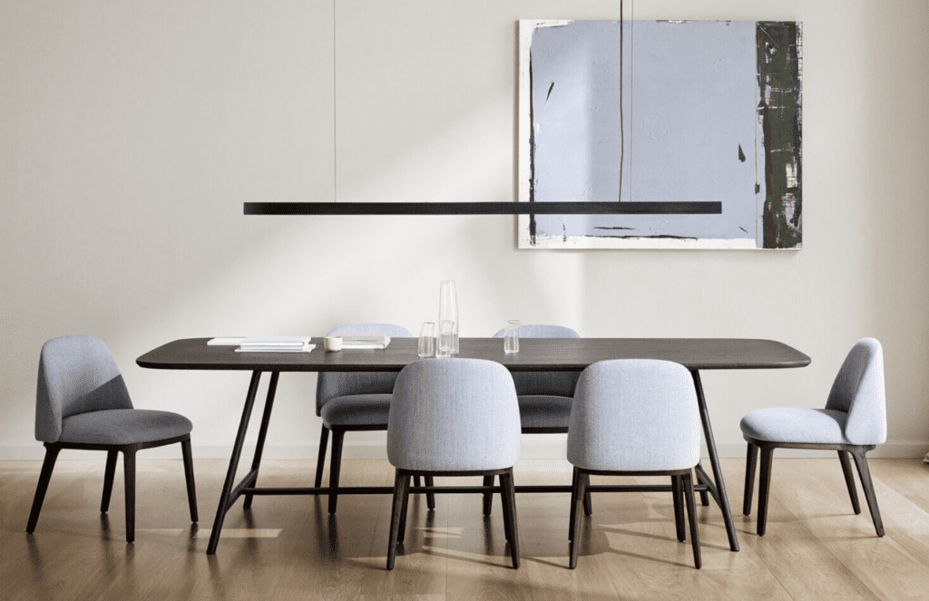 Stühle von Wendelbo, erhältlich bei Daunenspiel