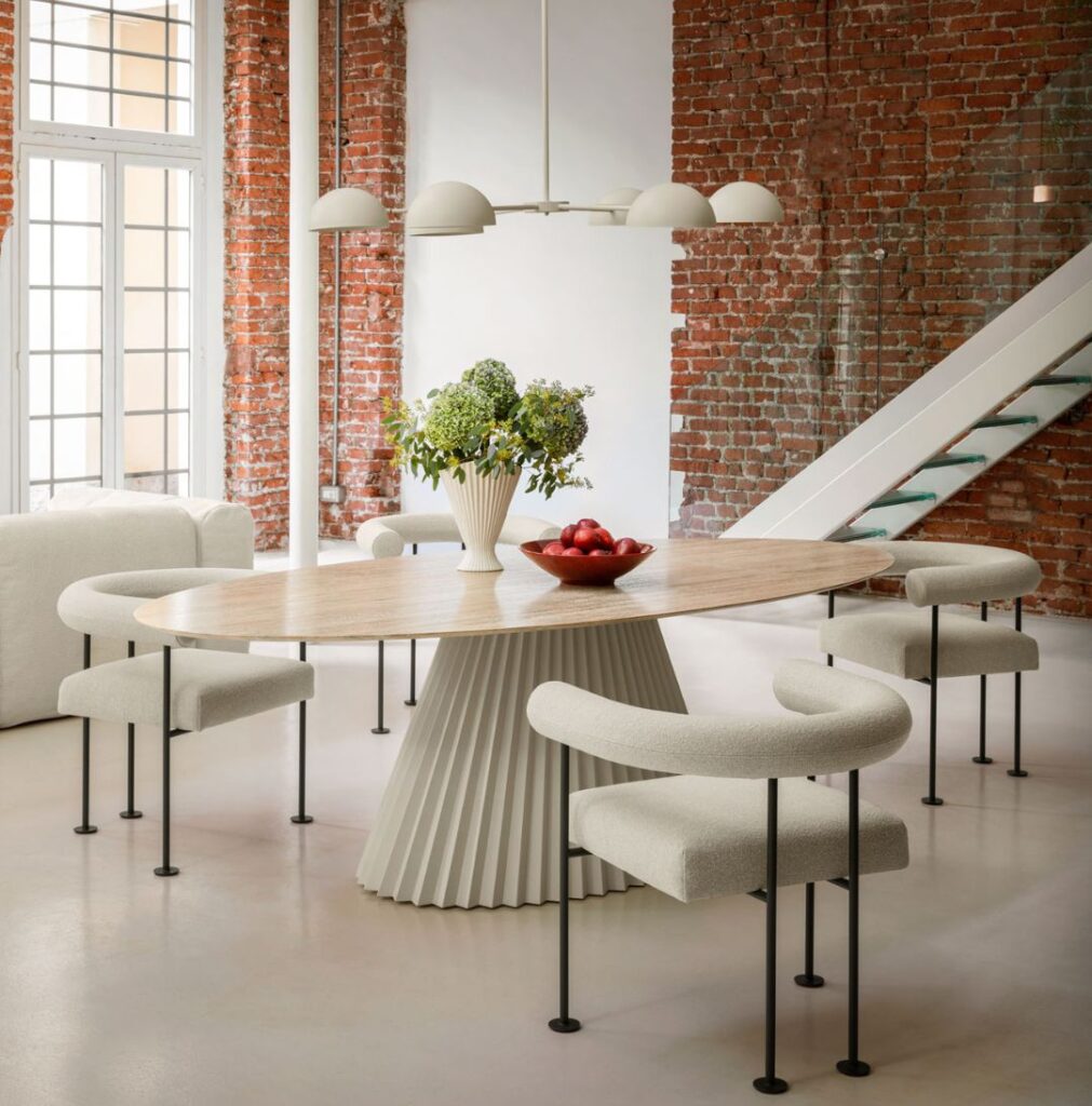 Midj Plissetisch oval mit Stühlen in weißen Stoffbezug