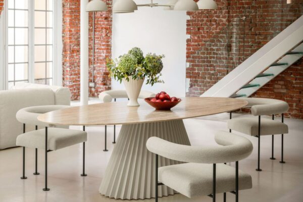 Midj Plissetisch oval mit Stühlen in weißen Stoffbezug