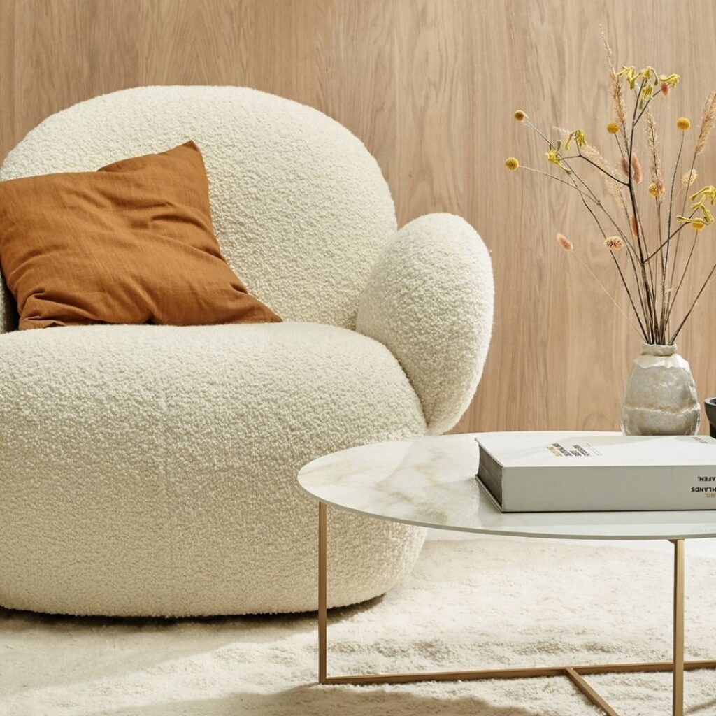 Möller Chair mit Boucle Stoffbezug